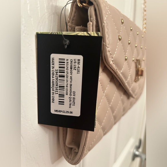 ⭐️ NWT Badgley Mischka Diamond Quilted Crossbody with Round Studs ⭐️ - Picture 4 of 8